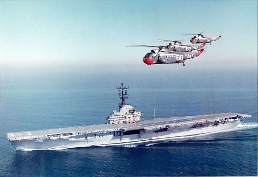SH-3A_Sea_Kings_of_HS-6_flying_over_USS_Kearsarge_(CVS-33)_c1963